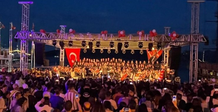 Marmaris’te gençlerden oluşan 120 kişilik koro konser verdi