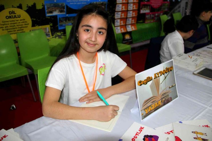 Küçük yazar Ceylin Aydoğdu kitabını imzaladı