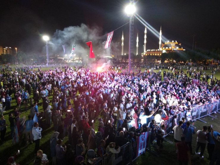 Bursa’da on binlerce kişi Trabzonspor’un şampiyonluğunu kutladı