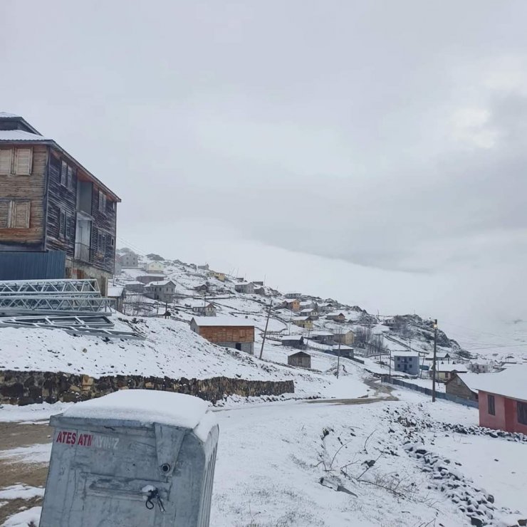 Trabzon’da Mayıs ayında yaylalarda kar yağışı devam ediyor