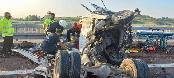 Yalova’da tırla çarpışan kamyonetin sürücüsü araçta sıkıştı