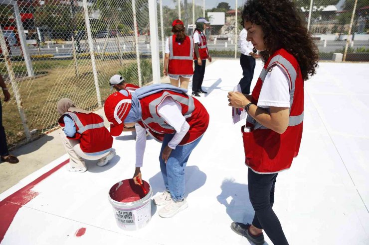 Gönüllü gençler basketbol sahalarını boyadı