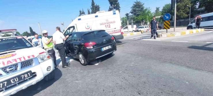 Yalova’da hasta taşıyan ambulans ile otomobil çarpıştı