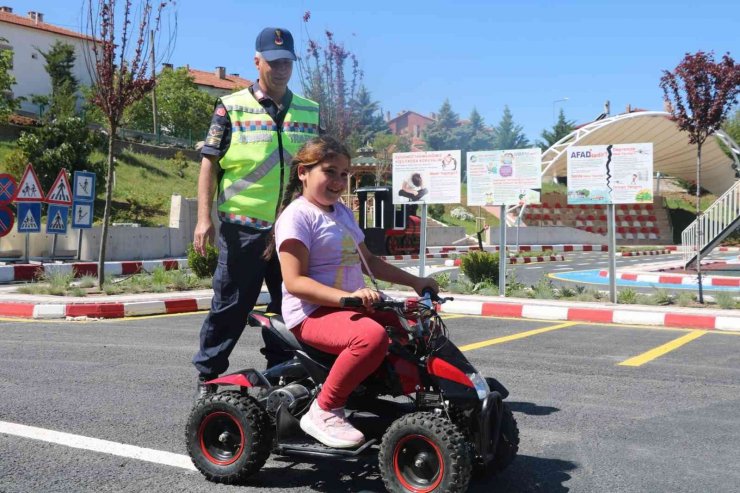 Yozgat’ta köy okulu öğrencilerine trafik eğitimi verildi