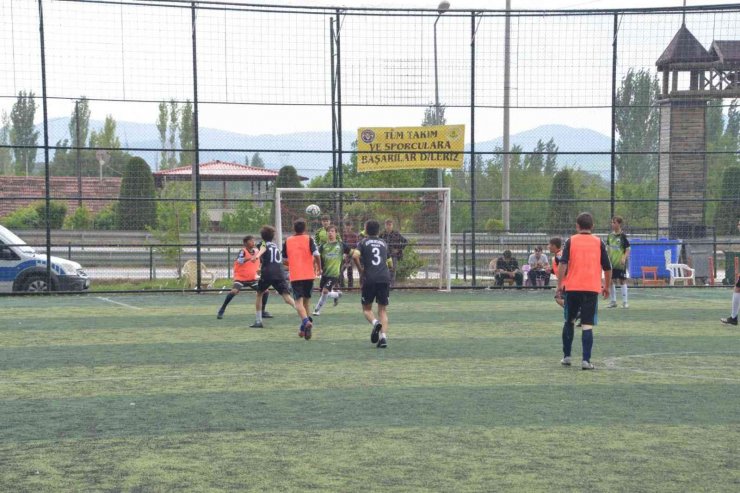 Gediz’de ilkokul ve ortaokullar arası halı saha turnuvası sona erdi