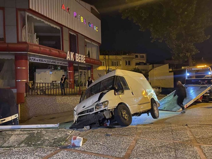 Bursa’da 5 aracın karıştığı zincirleme kazada 4 kişi yaralandı