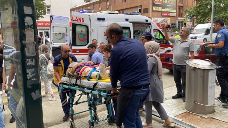 Erzincan’da başına çatı parçası düşen kadın yaralandı