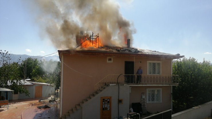Erzincan’da çatı yangını