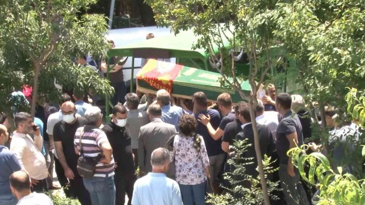 İtalya’daki helikopter kazasında hayatını kaybeden Altuğ Erbil toprağa verildi