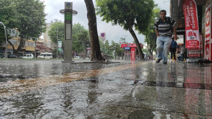 Sakarya’da sağanak etkili oldu: Vatandaşlar ıslanmaktan kurtulamadı