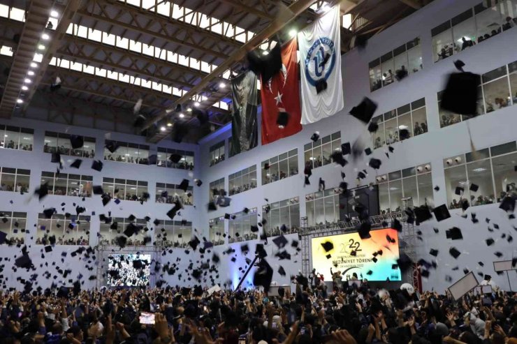 BARÜ’de binlerce öğrenci mezun olmanın gururunu yaşadı