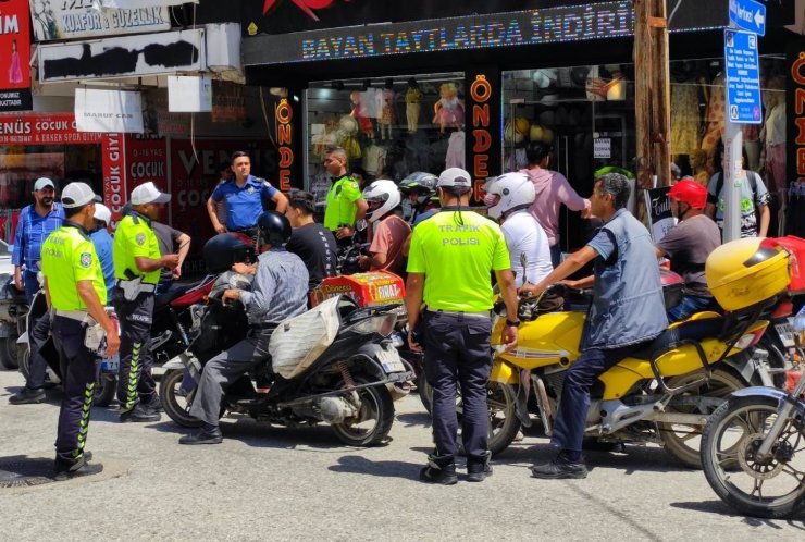 Samandağ’da trafik polisleri, motosiklet sürücülerine bilgilendirme yaptı