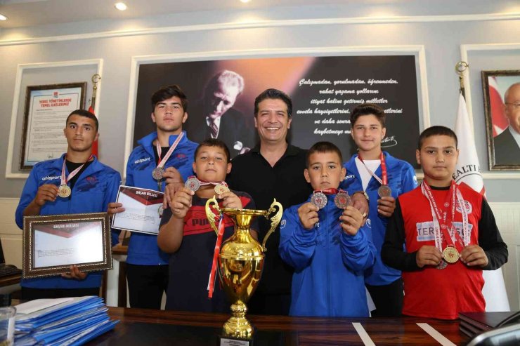 Kazandıkları kupayı Başkan Genç’e hediye ettiler