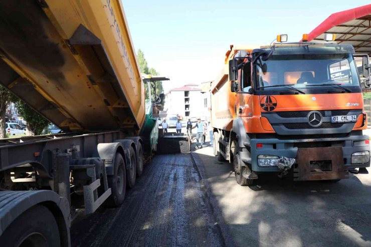 Kars’ta şehiriçi yollarda sıcak asfalt atılıyor