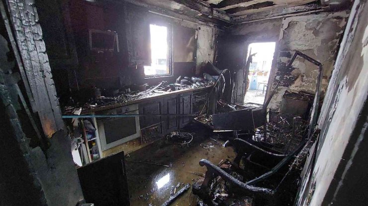 Samsun’da ev yangını: Yangın sonunda evdeki kediyi sağ bulunca büyük sevinç yaşadılar