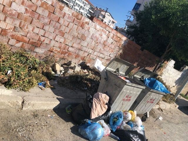 Milas Belediyesi toplamadı, ortalık çöplüğe döndü