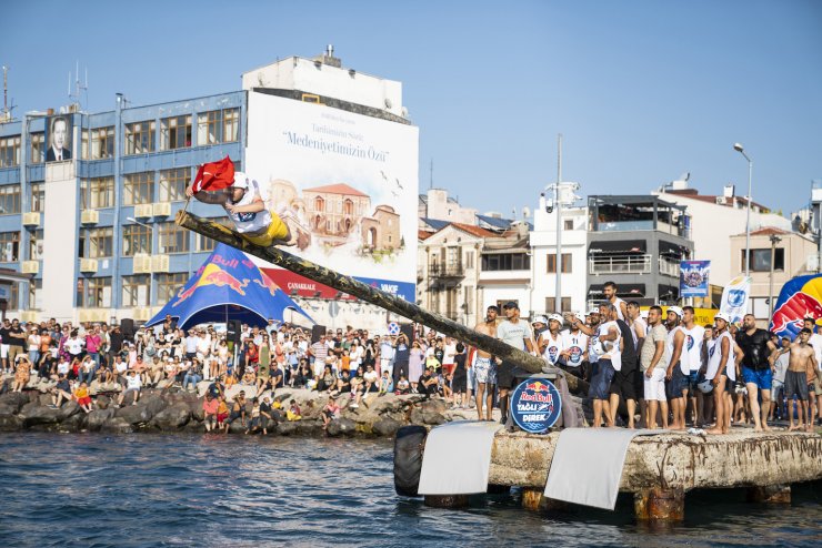 Red Bull Yağlı Direk yarışması Çanakkale’de gerçekleşti