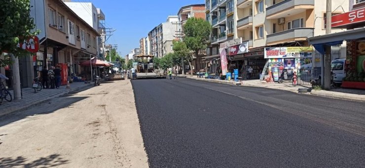 Akhisar’da sıcak asfalt çalışmaları hızlandı