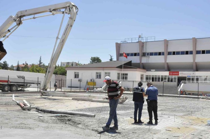 Karaman’da üzerine beton pompasının demir kolu düşen işçi ağır yaralandı