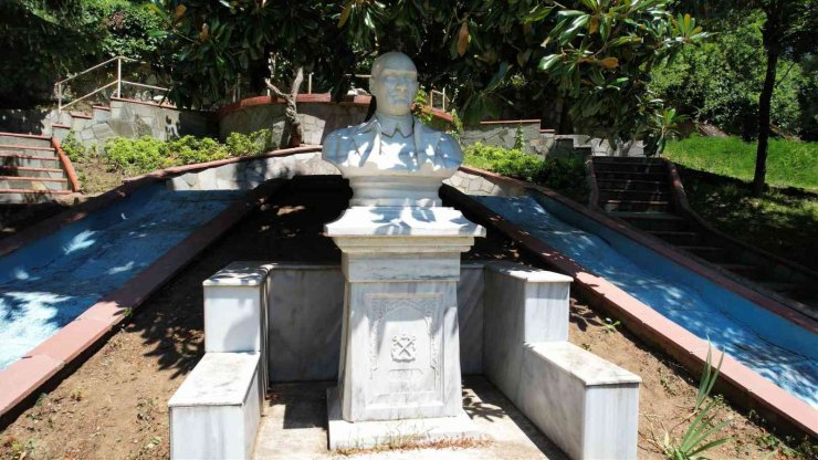 Atatürk’ün poz vererek yaptırdığı tarihi büst Termal’de sergileniyor
