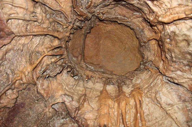 Bu mağaraya gelen donuyor