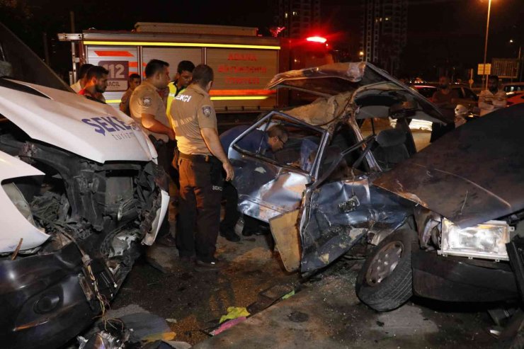 Adana’da otomobil ile servis çarpıştı: 4 yaralı