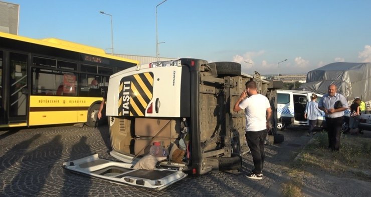 Bursa’da işçileri taşıyan 2 servis minibüsü çarpıştı: 8 kişi yaralandı