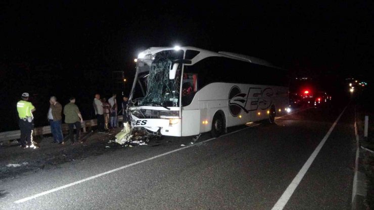 Tıra arkadan çarpan otobüste 1 kişi öldü, 43 kişi yaralandı
