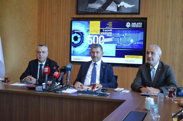 Ahlatcı Holding’in istihdam garantili yazılım kursuna rekor başvuru