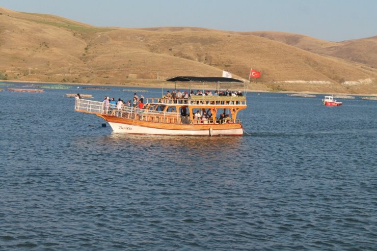Demirözü’ndeki piknik alanı doldu taştı gurbetçilerden tekne turlarına yoğun ilgi