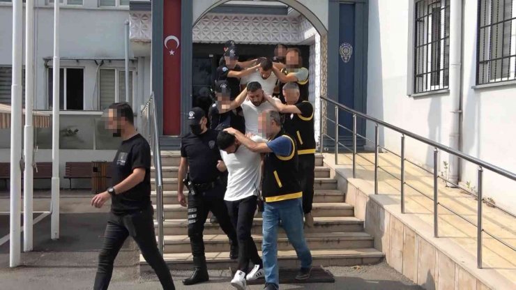 Bursa’da cinayet işleyip İzmir’e kaçan şüphelilerden 3’ü yakalandı