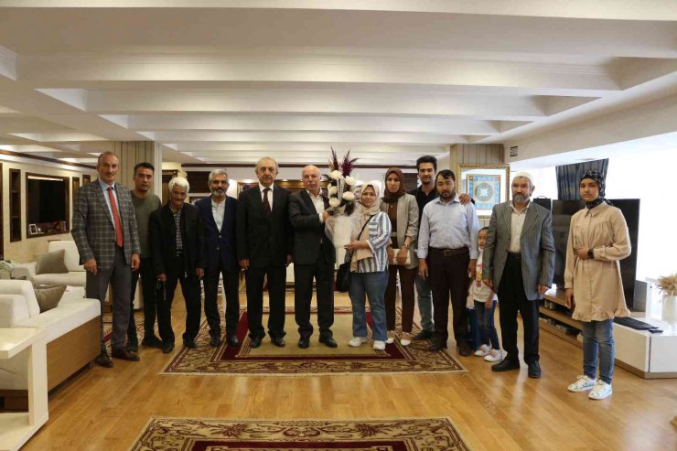 Afganlı ailelerden Başkan Sekmen’e teşekkür ziyareti