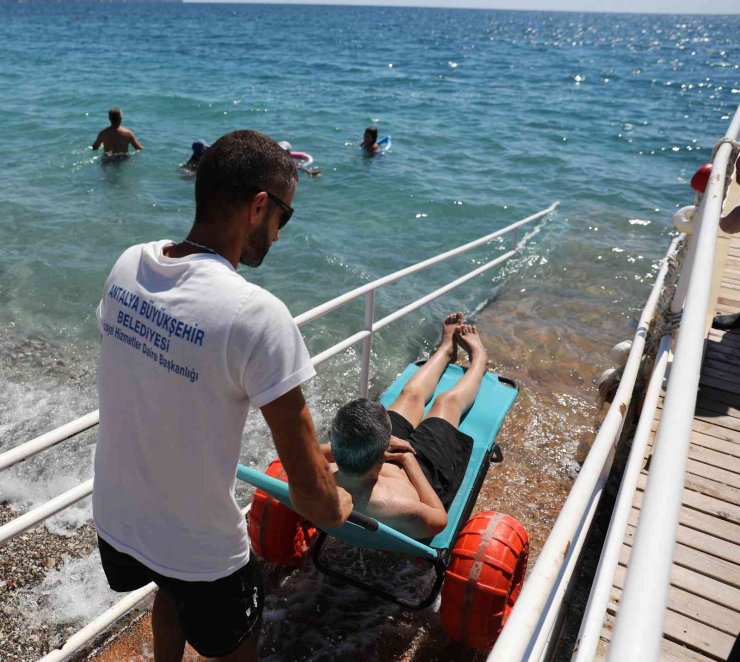 Engelliler denizin tadını Engelsiz Plaj ’da çıkartıyor