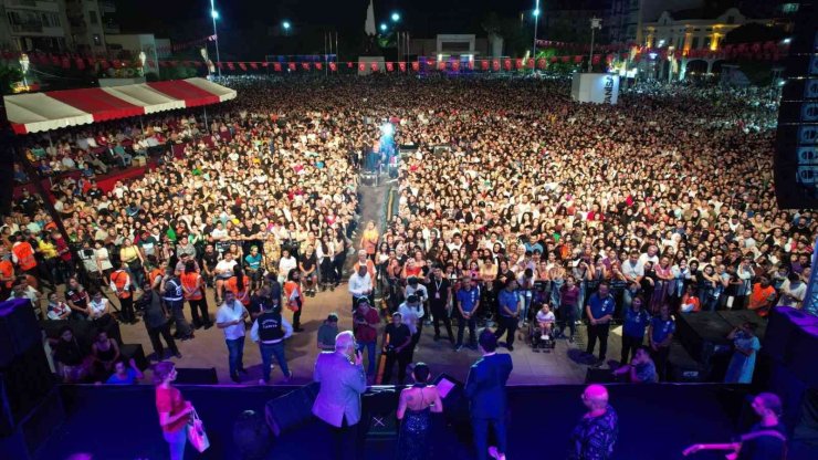 Melek Mosso’dan muhteşem konser