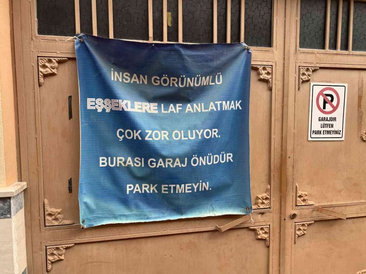 Garaj önüne araç park edenlere böyle isyan etti