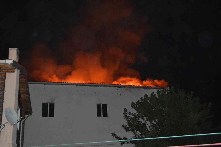 Çorlu’da yatak üretim fabrikası alev alev yandı