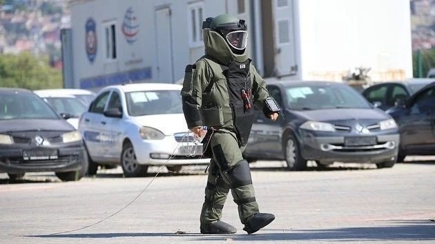 Bomba imha uzmanı polisler cesaretleriyle göz dolduruyor