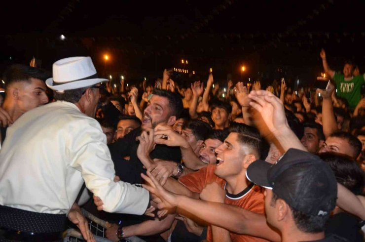 Şırnak’ta binlerce kişinin katıldığı festivalde Tıvorlu İsmail, 1.5 metrelik sahneden atladı