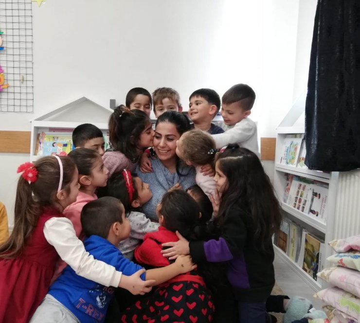 Fedakâr öğretmen, sınıfta oluşturduğu Montesorri Merkezi’nde minik kalpleri hayata hazırlıyor