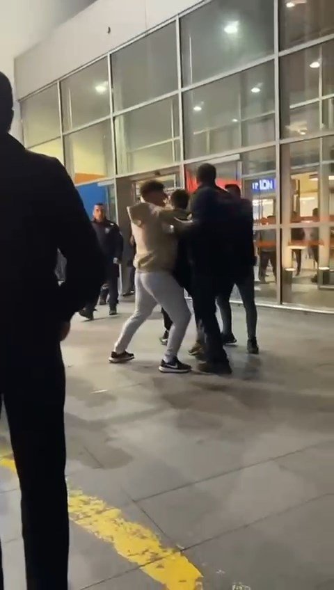 AVM’de kavga anları kameraya yansıdı