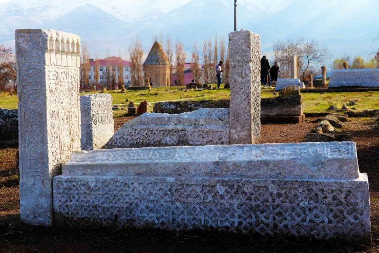 Gevaş Türk İslam Mezarlığı açık hava müzesine dönüşüyor