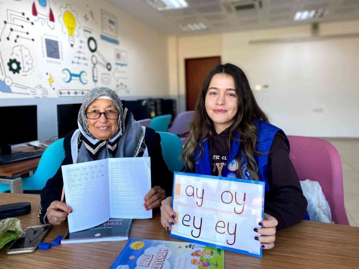 Hiç okula gitmeyen iki komşu kadının azmi