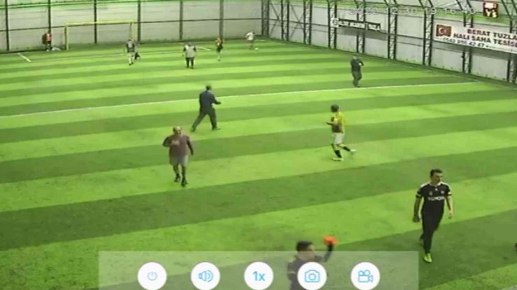 Halı sahada maç yaparken kalp krizi geçirip hayatını kaybetti