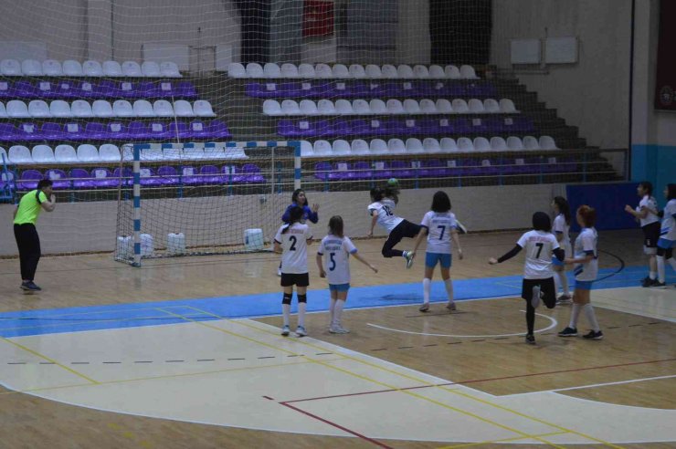 Afyonkarahisar’da okul sporlarında kıyasıya mücadele