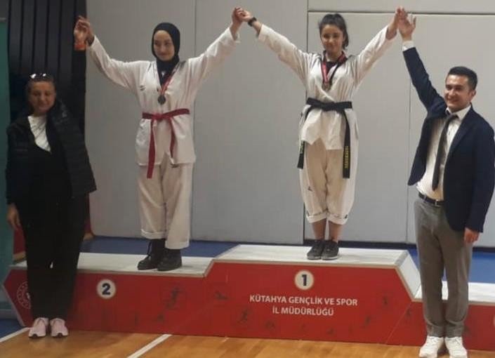 Gazi Emet Anadolu Lisesi’nden iki öğrenci Tekvando il birincisi