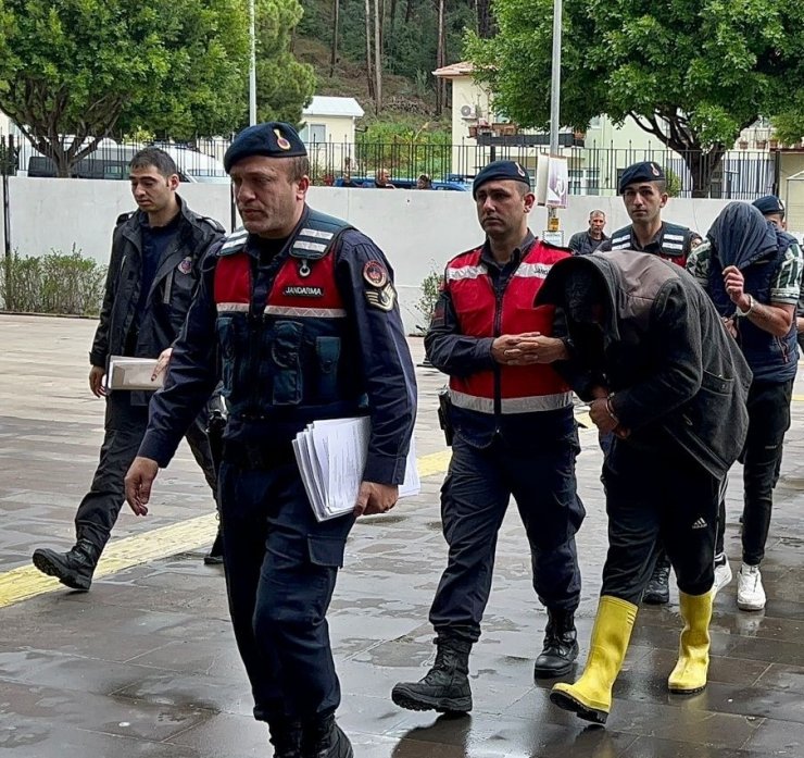 Deve ahırında 10 kilo 200 gram uyuşturucu ele geçirildi