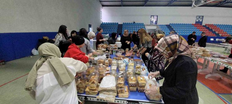Kastamonu’da 2,5 saatte binden fazla ürün satıldı, geliri depremzedelere bağışlandı