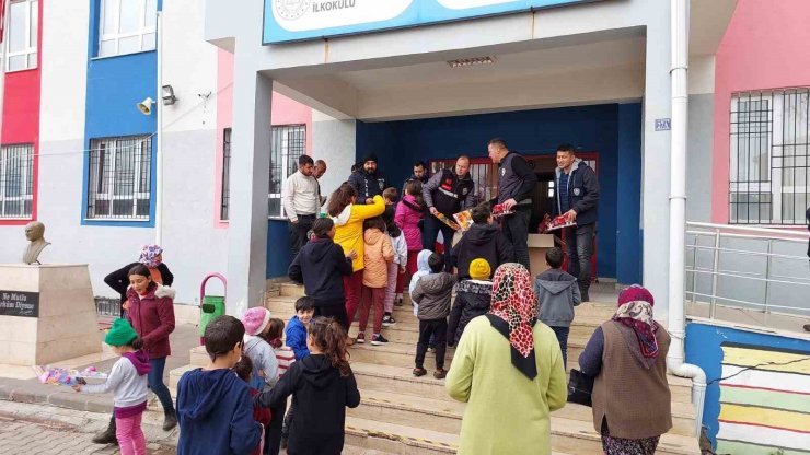 Köyceğiz polisi Kahramanmaraş’taki çocuklara hediye dağıttı