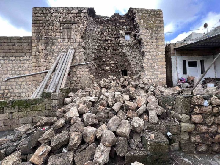 Depremde ağır hasar alan ev, şiddetli yağışta yıkıldı