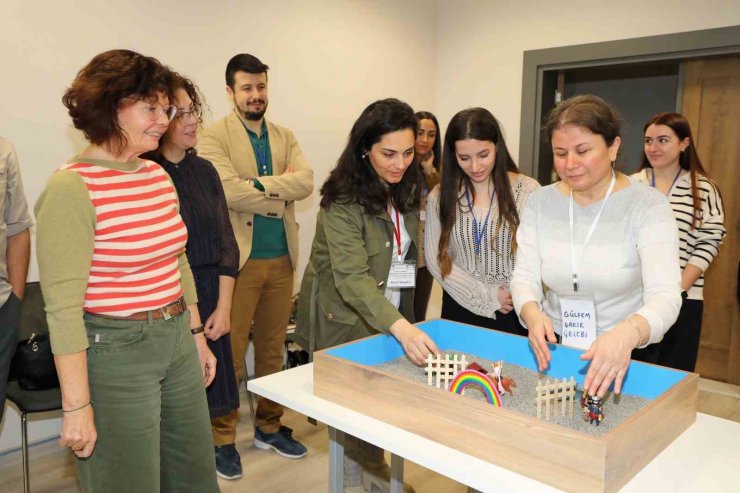 Deprem travmasını kum oyunu ile atlatacaklar